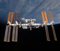 Un detrito sfiora la Stazione Spaziale: astronauti pronti all’evacuazione